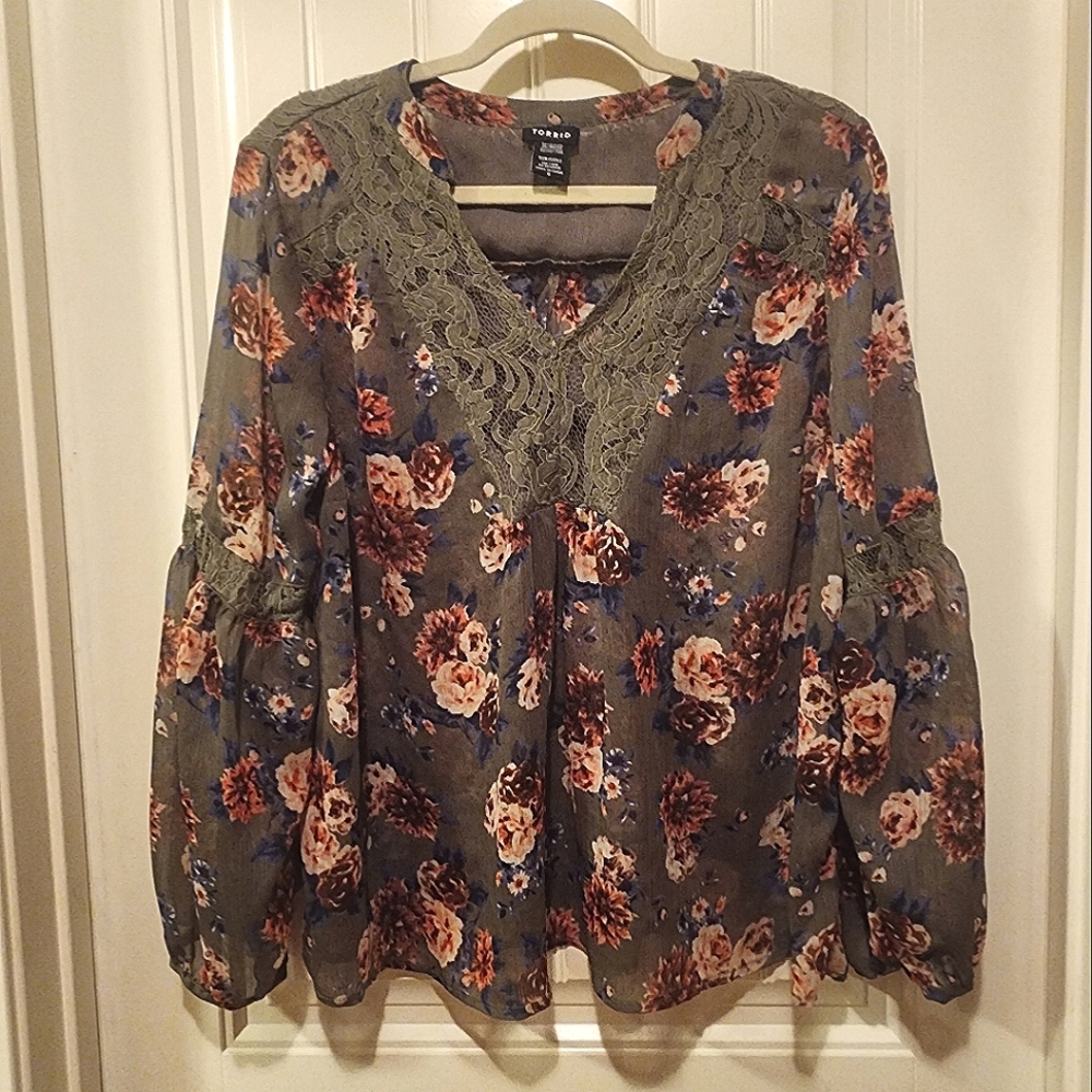Torrid semi-sheer floral blouse sz0